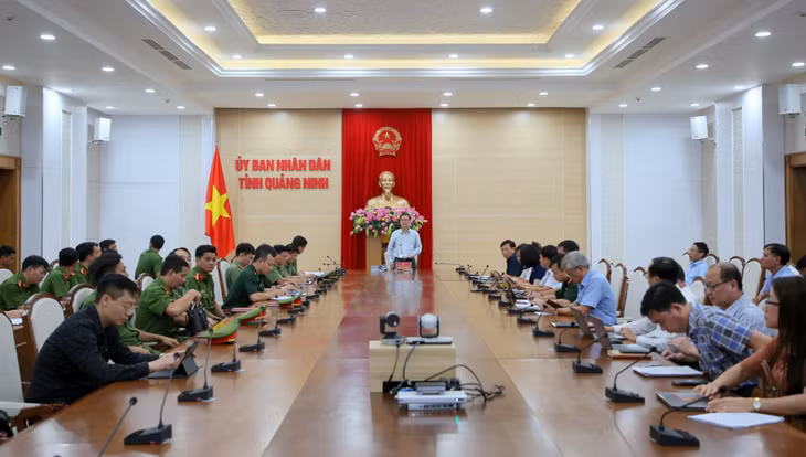 Đồng chí Bùi Văn Khắng, Phó Chủ tịch UBND tỉnh, Trưởng Ban chỉ đạo PCCC&amp;CNCH tỉnh chủ trì, phát biểu tại hội nghị.