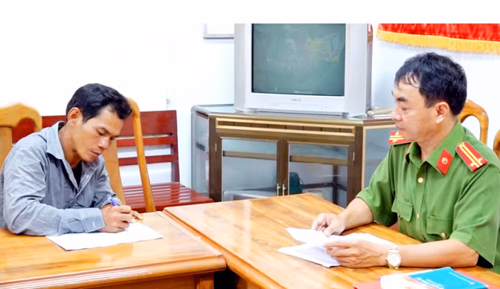 Công an lấy lời khai của Út.