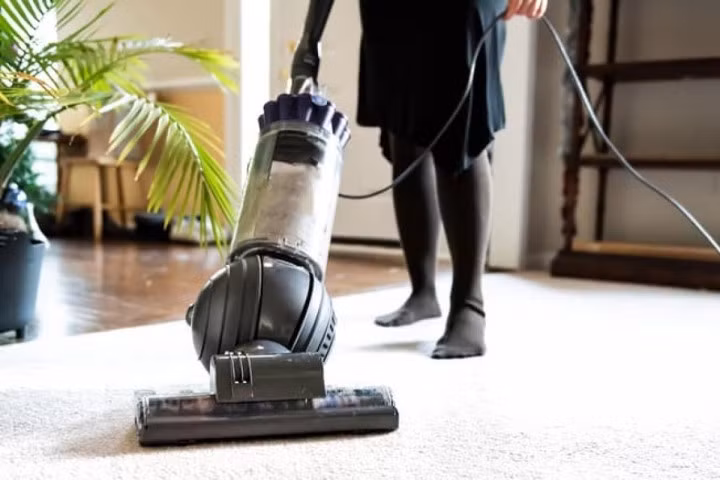 Hút bụi thảm và lau sàn nhà: Đẩy di đẩy lại máy hút bụi của bạn xung quanh mọi ngóc ngách trong ngôi nhà đòi hỏi một lượng lớn calo. Hút bụi trong 30 phút sẽ đốt được 99 calo nếu bạn nặng 55kg, 124 calo nếu bạn 60kg và 166 calo nếu bạn 90kg. Nhảy nhót sẽ cho bạn thêm động lực để hoàn thành công việc đó sớm hơn.