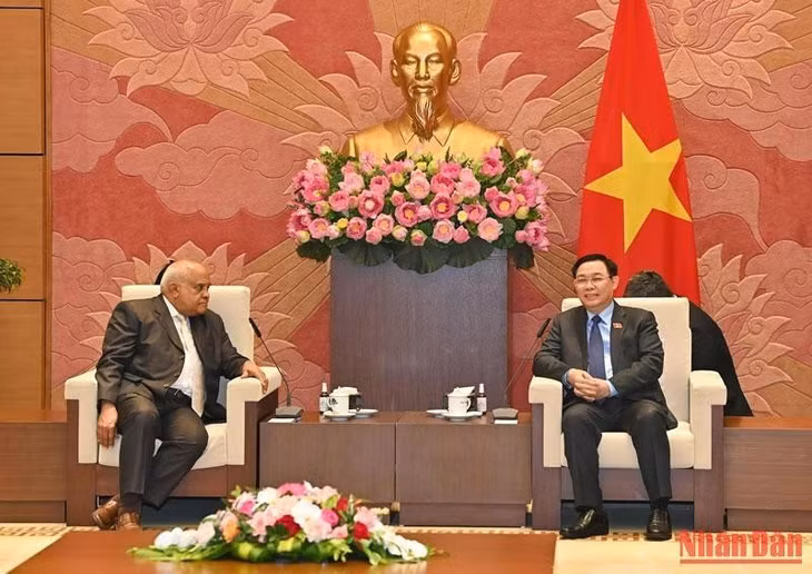 Chủ tịch Quốc hội Vương Đình Huệ tiếp Đại sứ Đặc mệnh toàn quyền nước Cộng hòa Cuba tại Việt Nam Orlando Nicolas Hernandez Guillen.