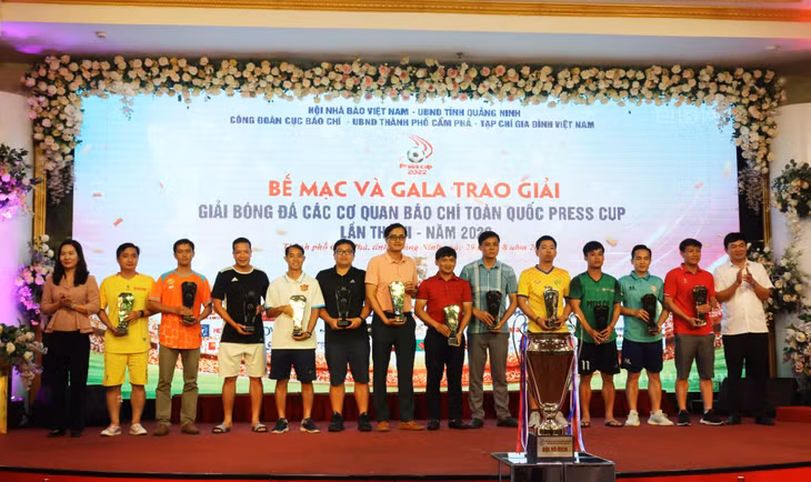 Tỉnh Quảng Ninh trao quà lưu niệm cho đại diện các đội bóng tham dự giải.
