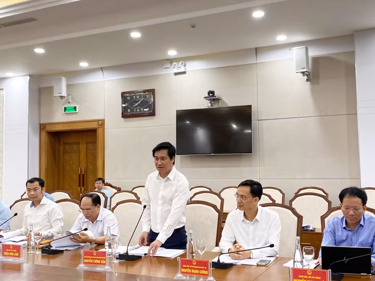 Đồng chí Nguyễn Tường Văn, Phó Bí thư Tỉnh ủy, Chủ tịch UBND tỉnh Quảng Ninh phát biểu tại buổi làm việc.