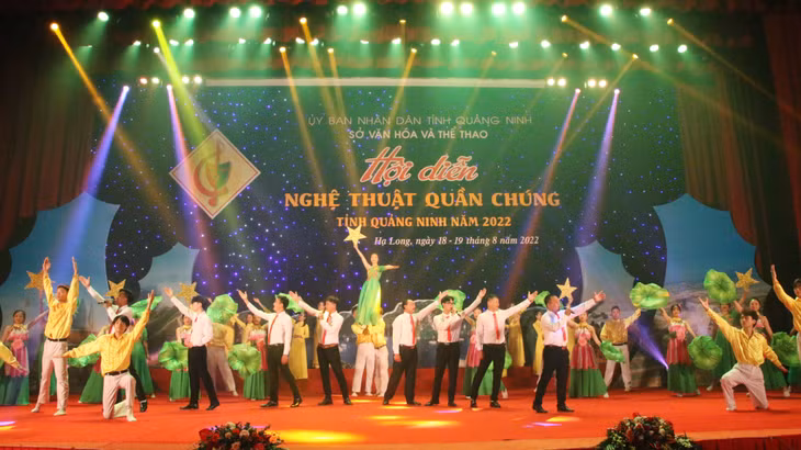 Tiết mục của Đoàn nghệ thuật quần chúng huyện Vân Đồn.