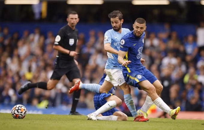 Tiền vệ Chelsea Kovacic tranh bóng với Bernardo Silva của Man City trong trận Ngoại hạng Anh ngày 25/9/2021 trên sân Stamford Bridge. Ảnh: Reuters