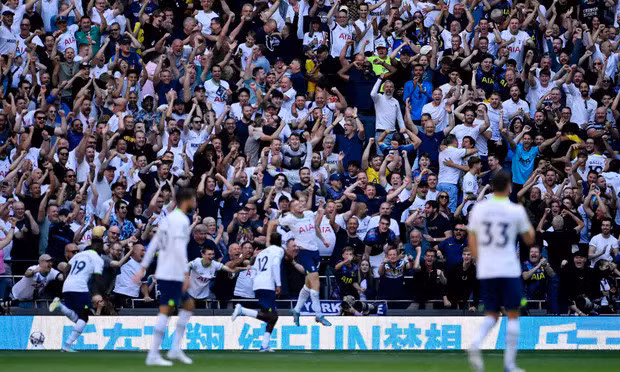Dejan Kulusevski ăn mừng bàn thứ tư của Tottenham. Ảnh: Reuters.