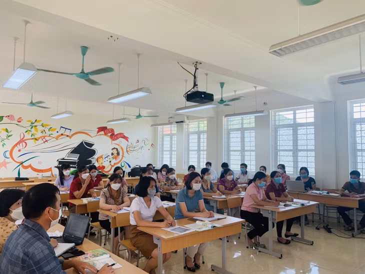 Giáo viên Trường Tiểu học thị trấn Ba Chẽ (huyện Ba Chẽ) tập huấn thay SGK lớp 3, năm học 2022-2023.