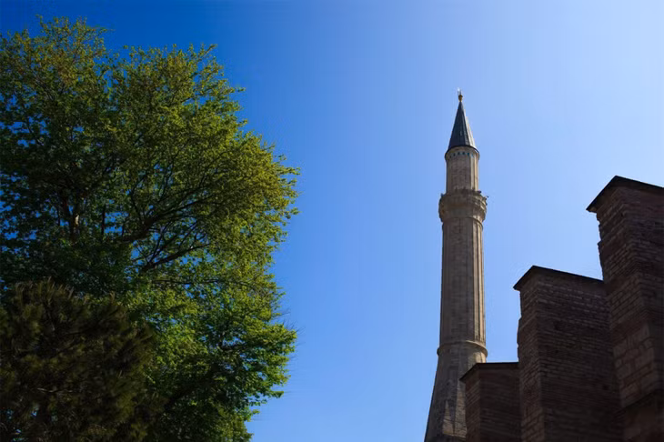 Một trong những ngọn tháp được thêm vào so với nguyên tác ban đầu của Nhà thờ Hagia Sophia, Istanbul. Nhà thờ này được xây dựng từ năm 532 đến năm 537 theo lệnh của Hoàng đế Byzantine Justinian và đã là Nhà thờ Trí tuệ Thánh thiêng thứ 3 được xây dựng tại địa điểm này (hai nhà thờ trước đã bị phá hủy bởi quân phiến loạn. Sau đó, đến thế kỉ thứ 15 trở thành thánh đường Hồi giáo và được Chính phủ Cộng hòa Thổ Nhĩ Kỳ chuyển thành Viện Bảo tàng Quốc gia vào năm 1935.