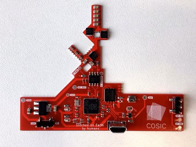 Bảng mạch modchip được Lennert Wouters tạo ra từ các linh kiện mua qua mang với giá chỉ 25 USD (Ảnh: Twitter).