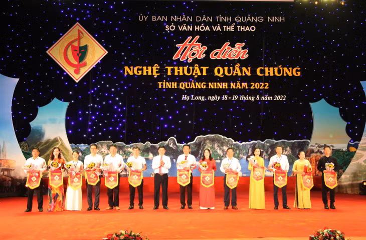 Ban Tổ chức trao cờ lưu niệm cho 13 đoàn tham gia Hội diễn nghệ thuật quần chúng tỉnh Quảng Ninh năm 2022.