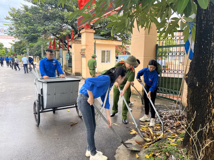 Người dân xã Hoàng Tân tham gia dọn vệ sinh môi trường, chỉnh trang cảnh quan trong chương trình xây dựng NTM.