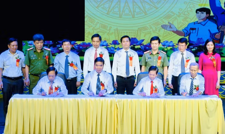 Đại diện lãnh đạo 4 khu phố phường Hồng Gai ký kết giao ước thi đua về thực hiện phong trào "Toàn dân bảo vệ ANTQ" năm 2022.