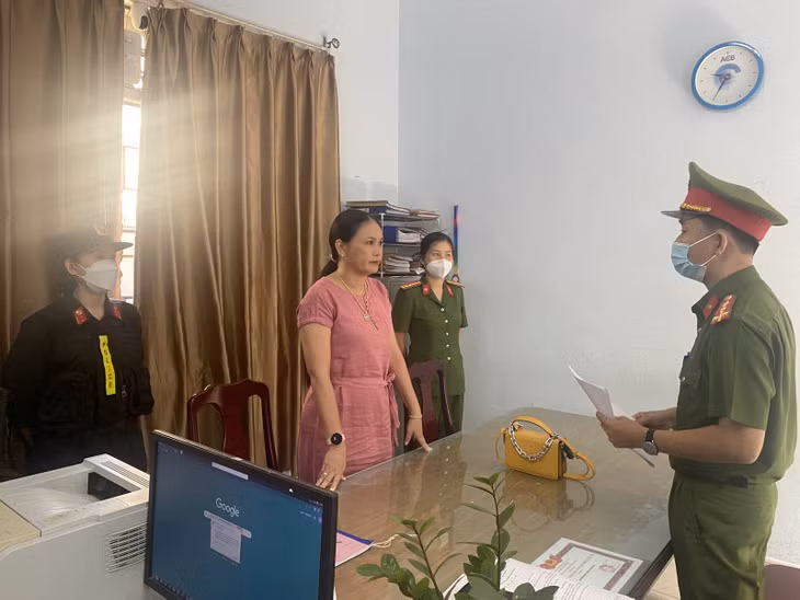 Cơ quan CSĐT Công an Đà Nẵng tống đạt quyết định bắt tạm giam đối với Huỳnh Chị Châu.