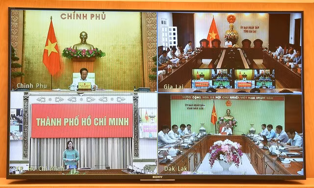 Phó Chủ tịch UBND TPHCM phát biểu tại đầu cầu truyền hình trực tuyến. Ảnh VGP/Đức Tuân