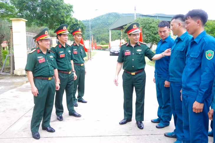 Trung tướng Phạm Quang Ngân, Cục trưởng Cục Dân quân tự vệ động viên chiến sĩ dân quân cơ động huyện Đầm Hà.