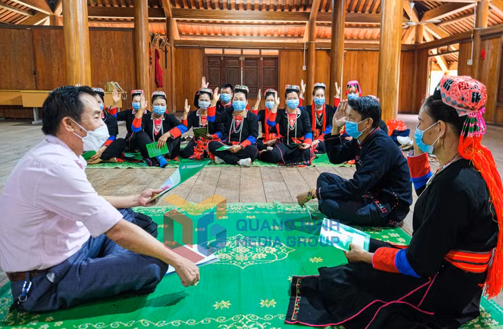 Các tổ tiết kiệm và vay vốn xã Bằng Cả (TP Hạ Long) bình xét hộ vay (8-2022). Ảnh: Cao Quỳnh