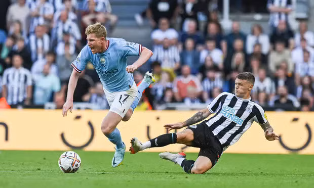 Trippier được xoá thẻ đỏ sau pha phạm lỗi với De Bruyne. Ảnh: Shutterstock.