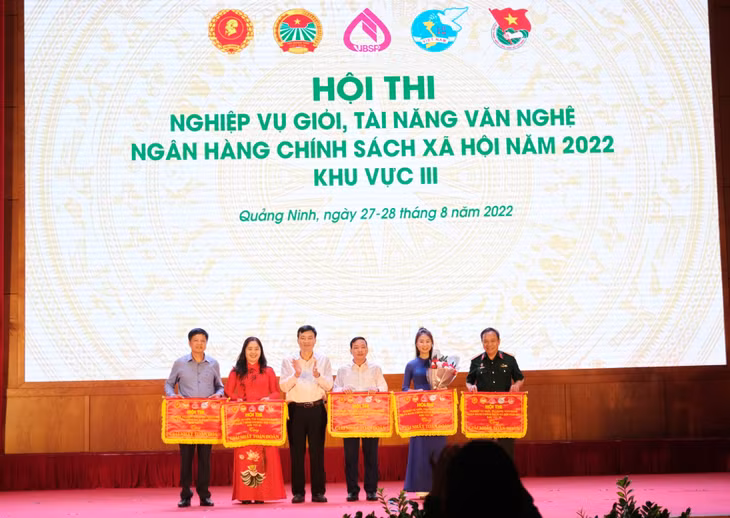 Ban Tổ chức trao giải nhất toàn đoàn cho đội thi tỉnh Yên Bái.