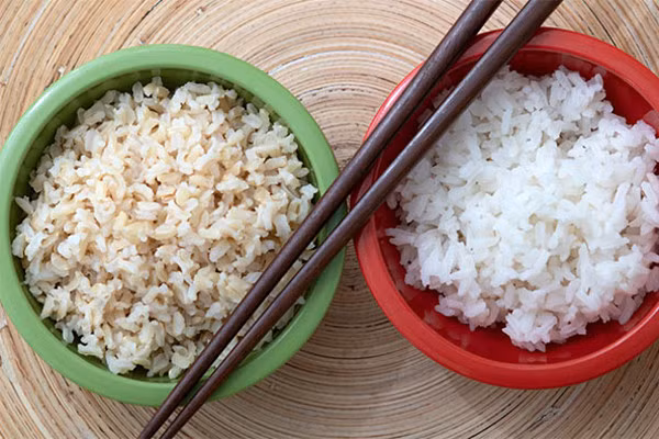 Cơm nấu từ gạo trắng ít chất dinh dưỡng hơn gạo lứt nhưng vẫn có những tác dụng nhất định. Ảnh: Clevelandclinic