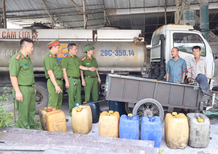 Hai đối tượng cùng tang vật bị bắt quả tang tại hiện trường.