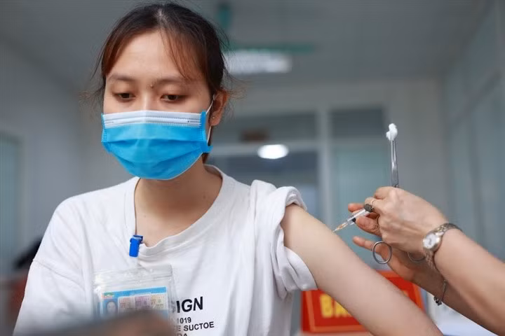 Tiêm vaccine ngừa COVID-19. (Ảnh minh hoạ: SKĐS)