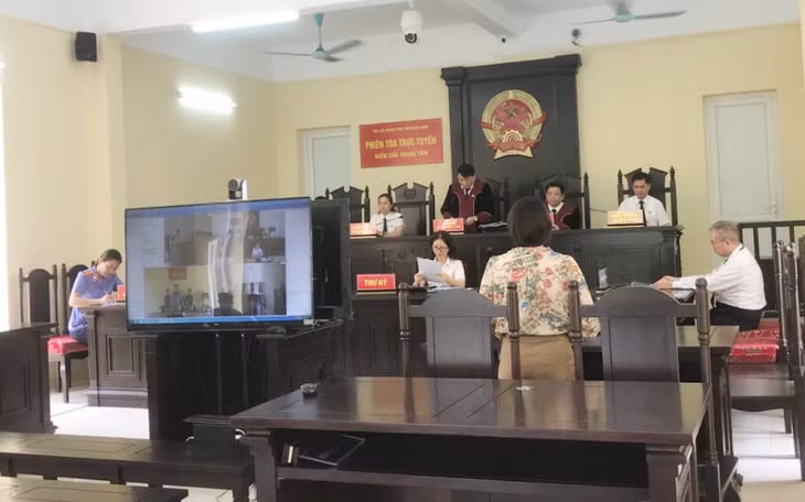 Bị cáo Phạm Thị Hoa bị Tòa án nhân dân tỉnh Bắc Kạn xử phạt 20 năm tù về tội “Vận chuyển trái phép chất ma túy”.