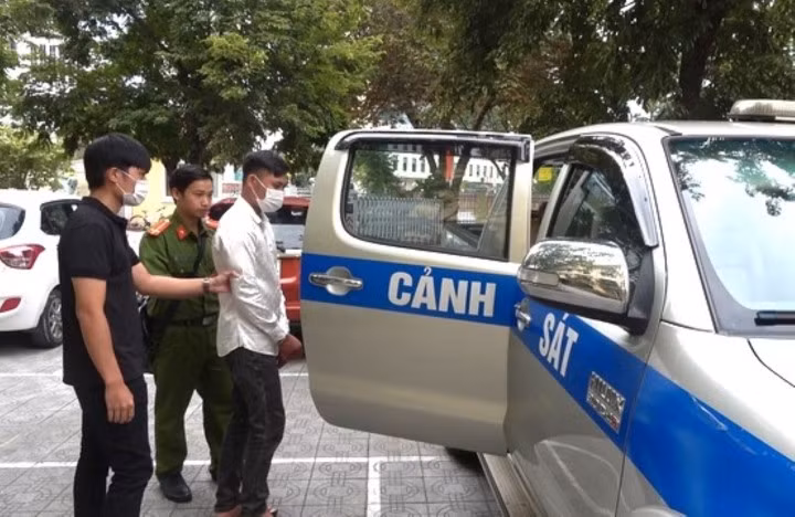 Cơ quan công an đưa Bùi Sỹ Ích về trụ sở làm việc.