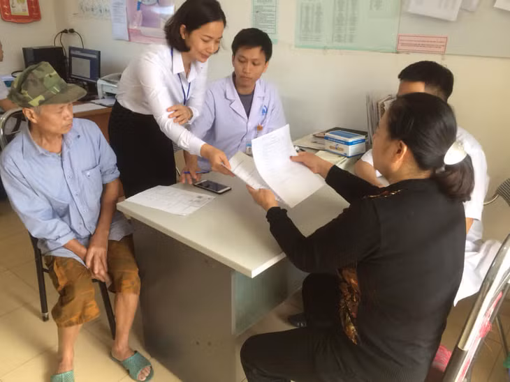 Bác sĩ Bùi Thị Thuy luôn tận tâm với công việc chăm sóc sức khỏe cho nhân dân.