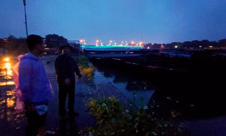Các phương tiện tàu thuyền về neo đậu an toàn bên bờ sông Ka Long.