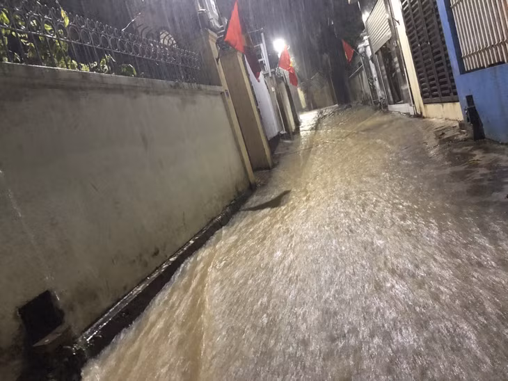 Lượng nước mưa lớn, chảy mạnh khiến cho nhiều khu vực không thể thoát nước kịp.