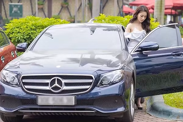 Ngoài ra, cô còn mạnh tay chi 3 tỷ đồng để sở hữu xế hộp sang chảnh.