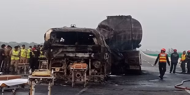 Pakistan: Xe buyt va cham voi xe bon cho dau, 18 nguoi thiet mang hinh anh 1