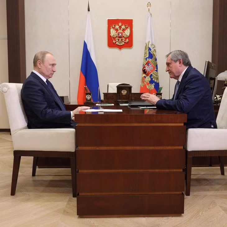 Tổng thống Nga Vladimir Putin (trái) trao đổi với Bộ trưởng Năng lượng Nikolai Shulginov ngày 21/7/2022. Ảnh: Sputnik/AFP