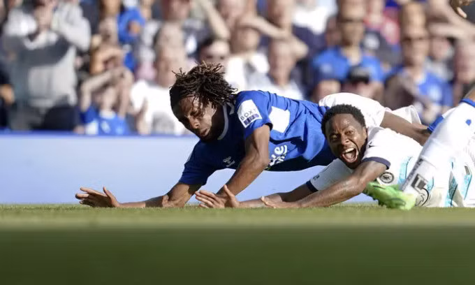 Sterling phản ứng sau pha va chạm với Alex Iwobi. Ảnh: Reuters.