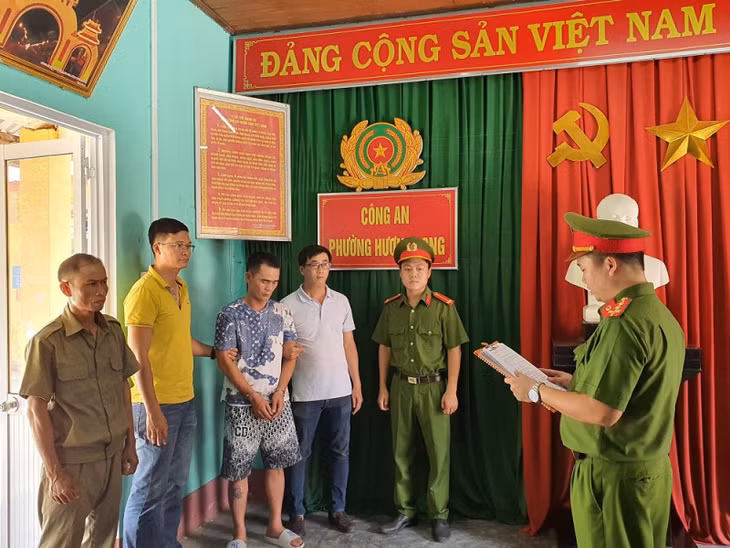 Công an đọc lệnh bắt khẩn cấp đối tượng Đào Quang Linh.