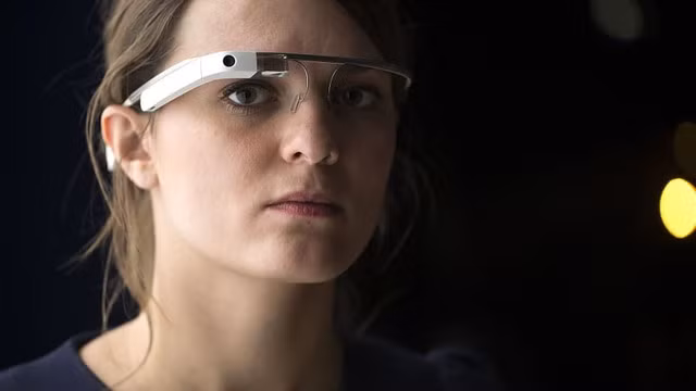 Google Glasses đã đi trước nhưng chưa tạo được thành công nổi bật.
