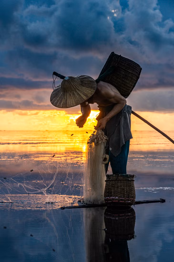 Thực hiện bộ ảnh về Quang Lang trong suốt hai năm, theo anh Hà, mỗi mùa, Quang Lang có sức hấp dẫn rất riêng. “Mùa hạ, ánh nắng sớm bình minh vàng ươm, những cơn gió từ biển thổi vào tạo thành con sóng nhỏ nối nhau, chạm vào đôi chân mát lạnh. Khi thu sang, bình minh lại giao thoa giữa sắc hồng và ánh tím, mang lại cảm giác ấm áp lạ lùng!”, anh Hà tâm sự.