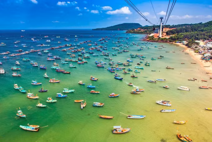 Thuộc địa phận tỉnh Kiên Giang, Phú Quốc là đảo lớn nhất trong quần thể 22 đảo nằm trong Vịnh Thái Lan và cũng là hòn đảo lớn nhất của việt nam.