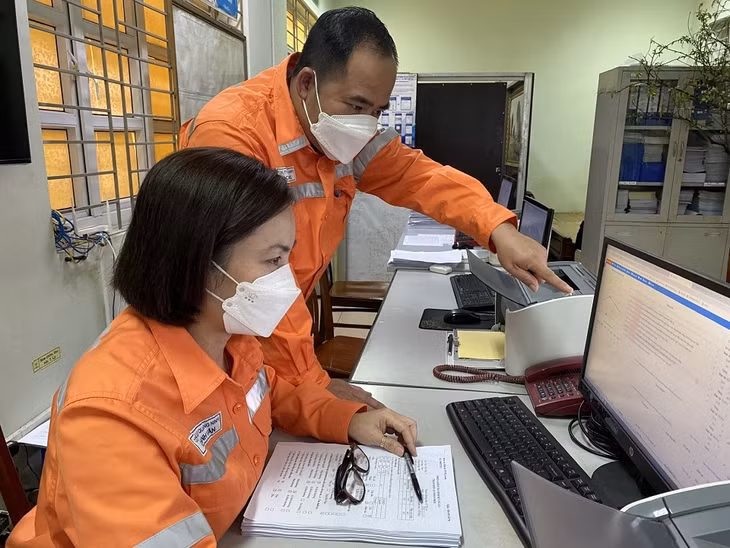 Công nhân Điện lực TP Hạ Long ứng dụng phần mềm PMIS tại Đội quản lý đường dây và TBA.