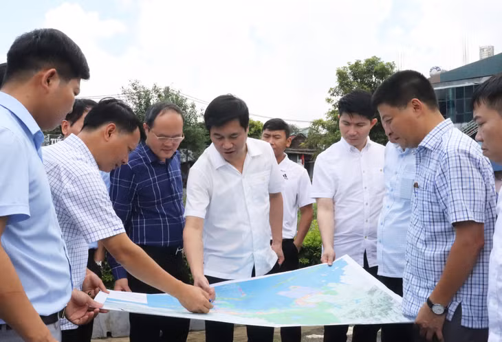 Đồng chí Nguyễn Tường Văn kiểm tra việc triển khai Quy hoạch phân khu trên địa bàn thành phố Móng Cái theo điều chỉnh Quy hoạch chung xây dựng Khu kinh tế cửa khẩu Móng Cái đến năm 2040.