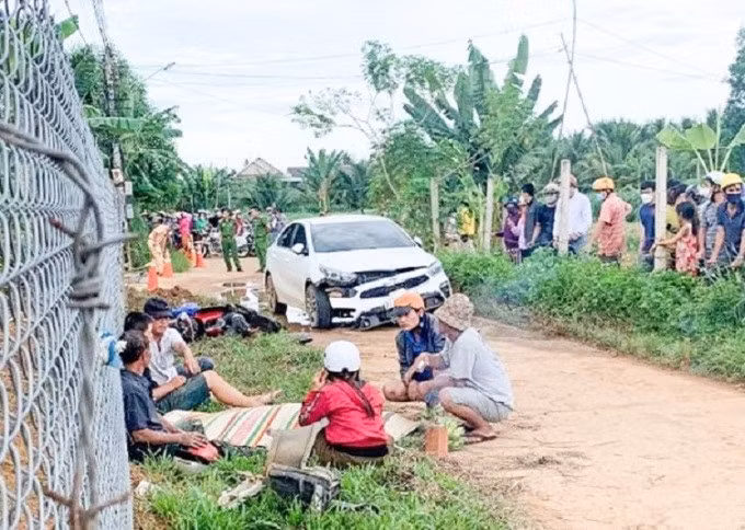 Hiện trường ôtô của Hải tông vào xe máy làm hai người chết, chiều 3/8. Ảnh: Thạch Thảo
