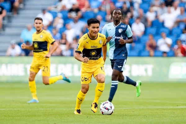 Nguyễn Quang Hải chưa thể tỏa sáng trong màu áo Pau FC.