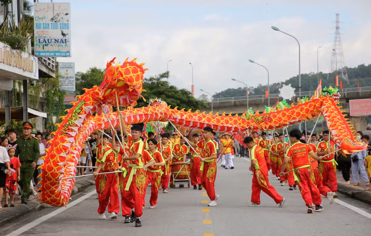 Đoàn múa lân rồng mở đường nghinh thần tạo không khí vui tươi, rộn ràng khắp đoạn đường Đức Ông vi hành.