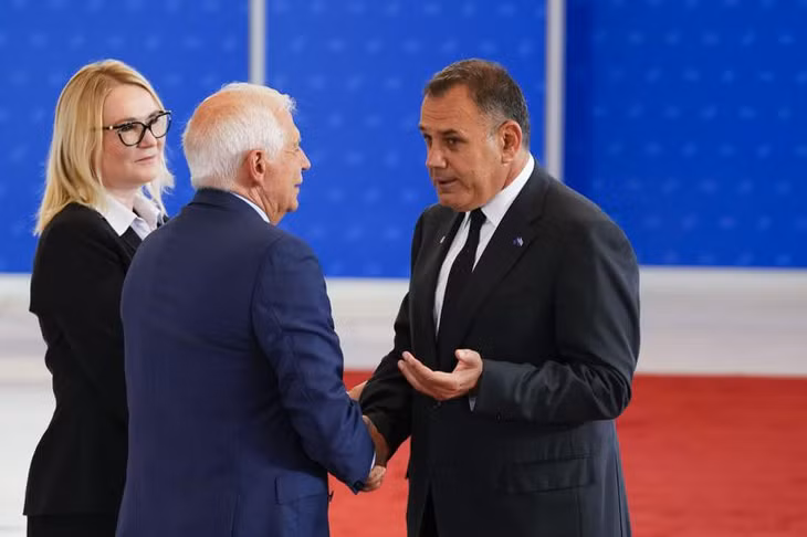 Bộ trưởng Quốc phòng Hy Lạp Nikolaos Panagiotopoulos (bên phải) bắt tay Giám đốc chính sách đối ngoại của EU Josep Borrell tại cuộc họp ở Prague, ngày 30/8. Ảnh: AP
