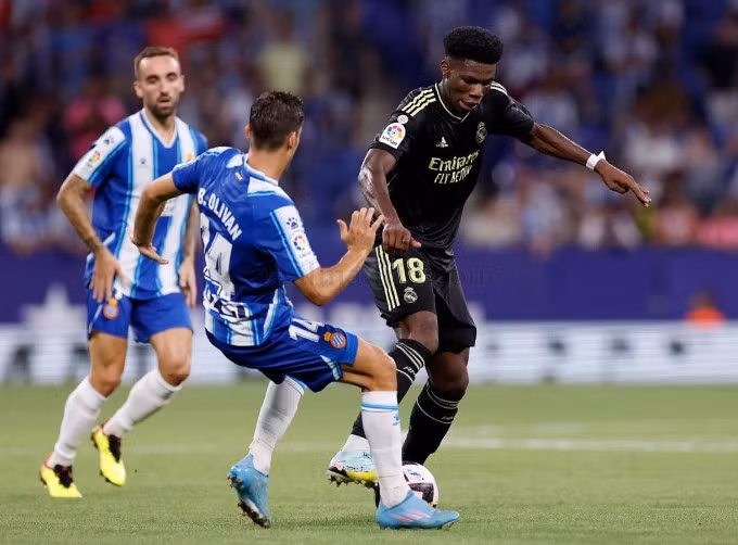 Tchoumeani tiếp tục được tin dùng và chơi tốt khi thay thế vai trò của Casemiro. Ảnh: realmadrid.com