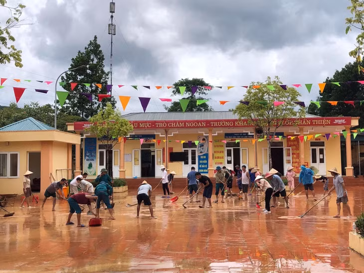 Cán bộ, giáo viên Trường TH-THCS Kỳ Thượng (xã Kỳ Thượng, TP Hạ Long) dọn sân trường sau cơn bão Maon, tháng 8/2022.