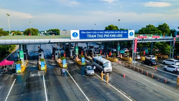 Xe qua trạm thu phí không dừng.