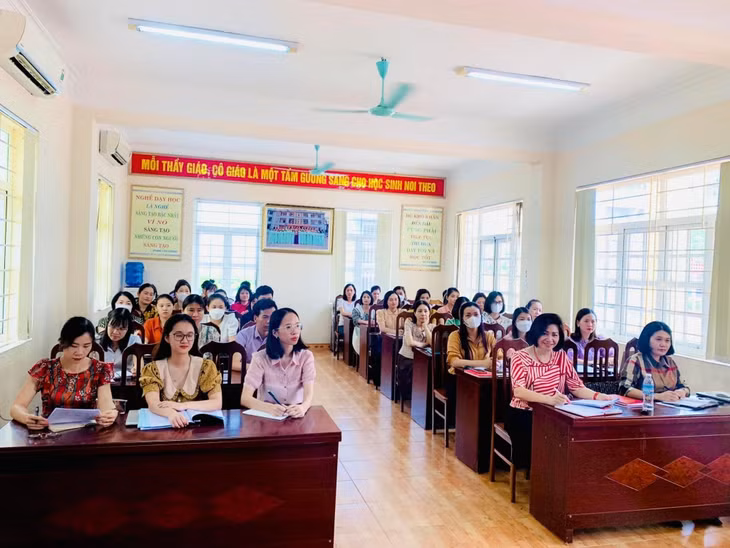 Cán bộ, giáo viên Trường Tiểu học Lê Hồng Phong (TP Hạ Long) tập huấn chuyên môn trước thềm năm học mới.
