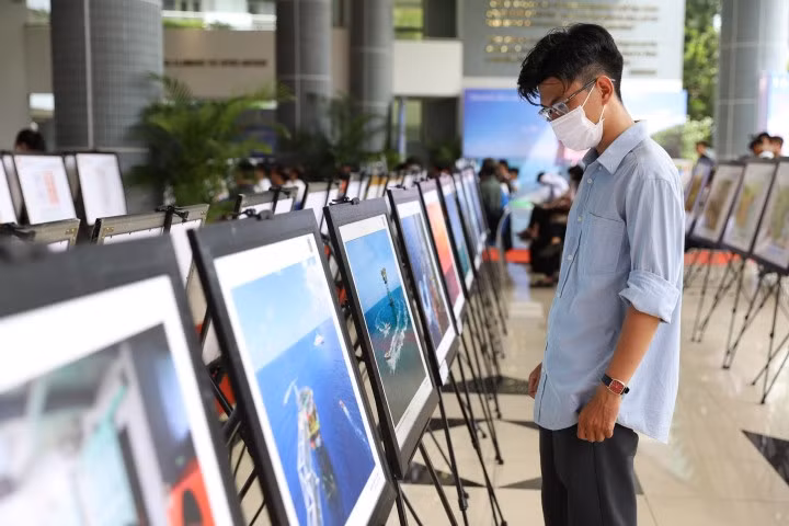 Nhiều bạn trẻ tìm đến Trường Đại học Tôn Đức Thắng để thưởng lãm, tìm hiểu về biển đảo quê hương.