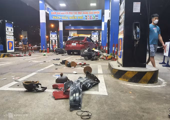 Hiện trường ngổn ngang mảnh vỡ của ôtô, xe máy. Ảnh: Võ Hải