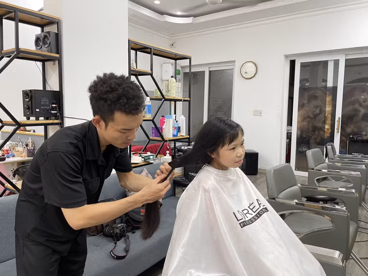 Bé Nguyễn Thúy An (phường Cẩm Đông, TP Cẩm Phả) quyết định cắt đi mái tóc dài mà em rất yêu thích để hiến tặng cho các bệnh nhân ung thư.